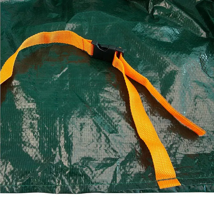 Windhager Gartenabfallsack Laderaumschutz - 170 x 120 cm, HDPE-Kunststoff - Nahaufnahme einer Plane mit einem orangefarbenen Gurtband und einer schwarzen Schnalle zur Sicherung eines Produkts.