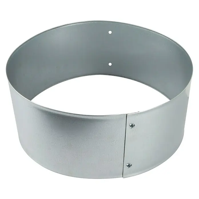 Windhager Rasenkante Baumring-Set - Silber, Stahl, Verzinkt, Gesamtstückzahl: 2 Stk. - Nahaufnahme eines runden, silberfarbenen Metallrohrs, das für Lüftungszwecke oder als Teil eines industriellen Systems verwendet wird.