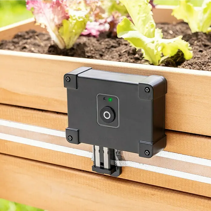 Windhager Schneckenzaun E-Fence - 10 m, Batteriebetrieben - Ein schwarzer, am Holz befestigter Bodensensor überwacht die Feuchtigkeit und Nährstoffe für ein optimales Pflanzenwachstum im Garten.