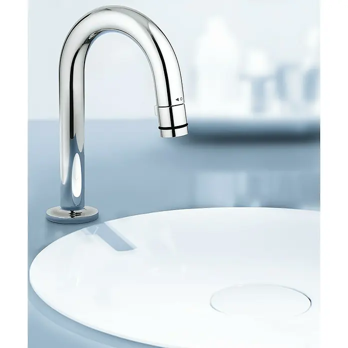 Grohe Kaltwasser-Standventil Universal - C-Auslauf, Chrom, Glänzend - Elegante Chromarmatur auf einem weißen Waschbecken. Modernes Design für Badezimmer mit Stil und Komfort, perfekte Ergänzung für jedes Bad.