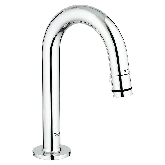 Grohe Kaltwasser-Standventil Universal - C-Auslauf, Chrom, Glänzend - Nahaufnahme einer stilvollen, verchromten Grohe Armatur, die modernes Design und hochwertige Verarbeitung vereint.