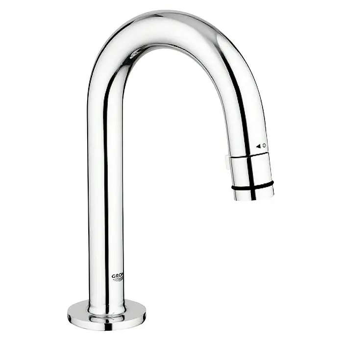 Grohe Kaltwasser-Standventil Universal - C-Auslauf, Chrom, Glänzend - Nahaufnahme eines glänzenden Grohe-Wasserhahns mit geschwungenem Auslauf und Temperaturregler vor schwarzem Hintergrund.