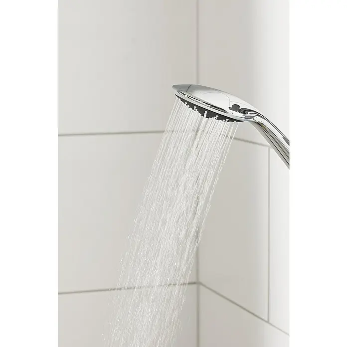 Grohe Vitalio Joy Duschsystem 260 - Mit Thermostatarmatur, Lochabstand: 100,5 cm, Anzahl Strahlarten: 3 Stk., Chrom - Nahaufnahme eines modernen Duschkopfes, der Wasserstrahlen vor einem weißen, gefliesten Hintergrund sprüht.