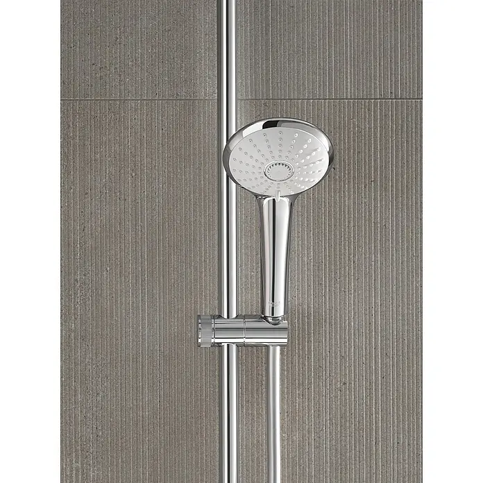 Grohe Vitalio Joy Duschsystem 260 - Mit Thermostatarmatur, Lochabstand: 100,5 cm, Anzahl Strahlarten: 3 Stk., Chrom - Nahaufnahme eines modernen, verchromten Duschkopfes mit Brausestange vor einer grauen, texturierten Wand.