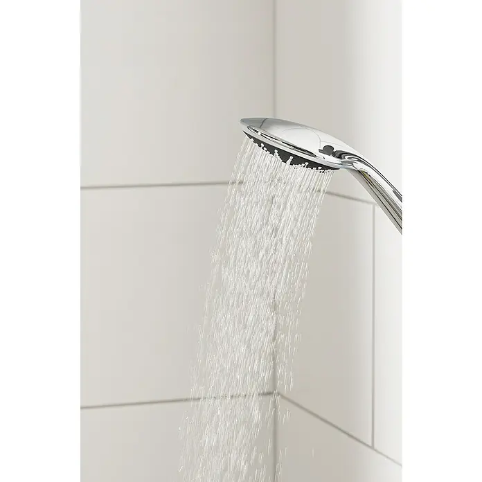 Grohe Vitalio Joy Duschsystem 260 - Mit Thermostatarmatur, Lochabstand: 100,5 cm, Anzahl Strahlarten: 3 Stk., Chrom - Nahaufnahme eines modernen, verchromten Duschkopfs, aus dem Wasser strömt, vor einem Hintergrund aus weißen Fliesen.