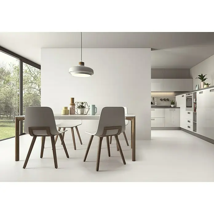 Pavimento porcelánico Fresh - 60 x 120 cm, Blanco, Mate, Rectificado - Un comedor moderno con una mesa de comedor, sillas, una lámpara colgante y una decoración minimalista y luminosa.