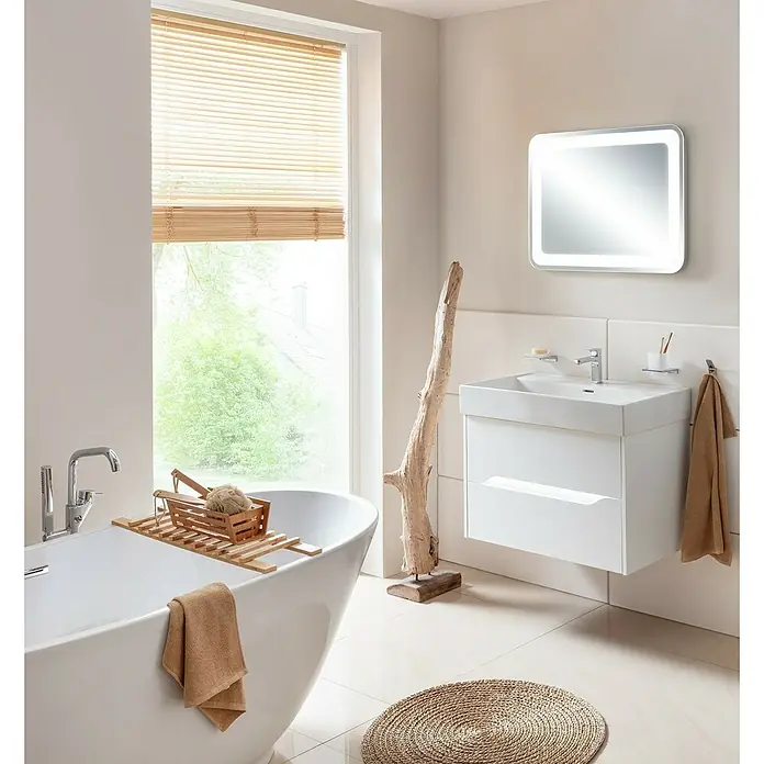 Camargue Curve Badmöbel-Set - Gesamtbreite Badmöbel: 80 cm, Weiß, Matt - Badezimmer mit Badewanne, Waschtisch mit Spiegel und Holzdekoration. Die Bambusjalousie sorgt für Privatsphäre.