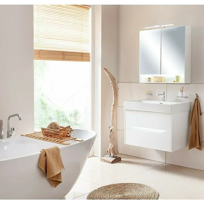 Camargue Curve Badmöbel-Set - Gesamtbreite Badmöbel: 80 cm, Matt, Weiß, 3 -tlg. - Elegantes Badezimmer mit einem weißen Waschtischunterschrank und einem beleuchteten Spiegelschrank, ergänzt durch natürliche Dekorelemente und Textilien.
