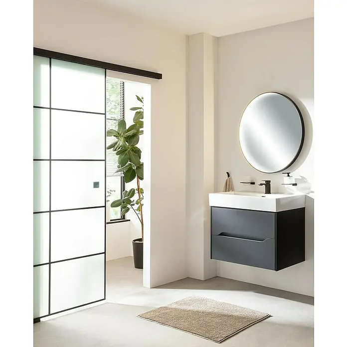 Camargue Curve Badmöbel-Set - Gesamtbreite Badmöbel: 80 cm, Schwarz, Matt, 3 -tlg. - Modernes Badezimmer mit einem stilvollen, hängenden Waschtisch in Anthrazit, einem runden Spiegel und einer Schiebetür mit Glaspaneelen.