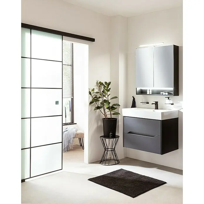 Camargue Curve Badmöbel-Set - Gesamtbreite Badmöbel: 80 cm, Matt, Schwarz, 3 -tlg. - Das moderne Badezimmer verfügt über einen eleganten Waschbeckenunterschrank in Grau und Weiß und einen passenden Spiegelschrank mit Beleuchtung.