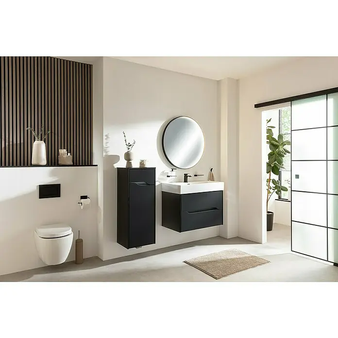 Camargue Curve Badmöbel-Set - Gesamtbreite Badmöbel: 80 cm, Schwarz, Matt, DIN Anschlag: Links, Mit Lichtspiegel - Ein modernes Badezimmer mit einem wandhängenden WC, Waschtisch und Spiegelschrank in Schwarz, dazu eine hölzerne Wandverkleidung und eine Schiebetür.