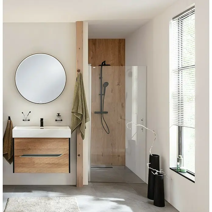 Camargue Curve Badmöbel-Set - Gesamtbreite Badmöbel: 80 cm, Berg-Eiche/Schwarz, Matt, 3 -tlg. - Badezimmer mit einem runden Spiegel über einem Holzwaschtisch, einer Dusche mit Holzwänden und einem Fenster mit Jalousien.