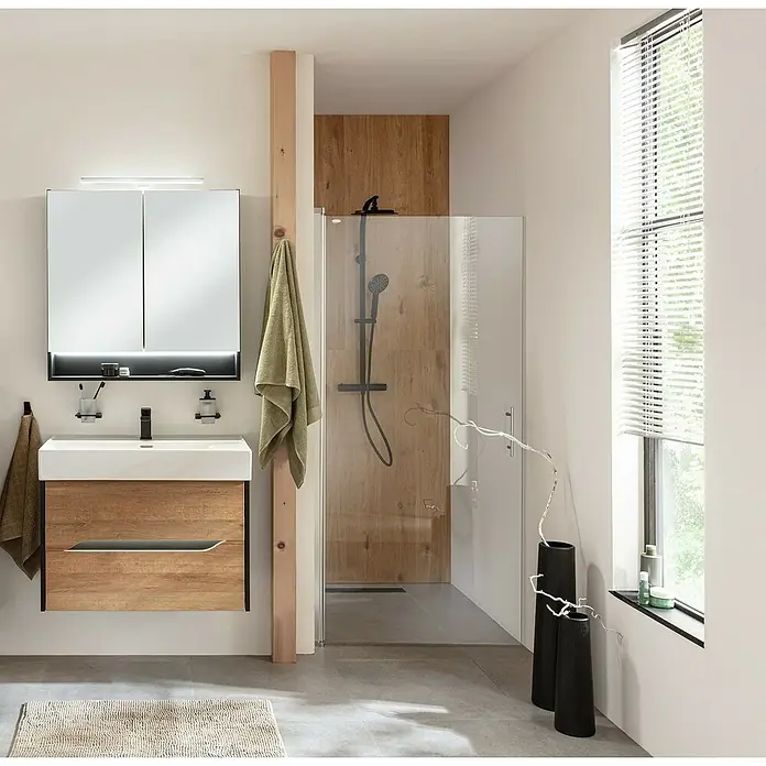 Camargue Curve Badmöbel-Set - Gesamtbreite Badmöbel: 80 cm, Matt, Berg-Eiche/Schwarz, 3 -tlg. - Elegantes Badezimmer-Interieur mit Holzwaschtisch, Spiegelschrank, Dusche und minimalistischer Dekoration für eine moderne Atmosphäre.
