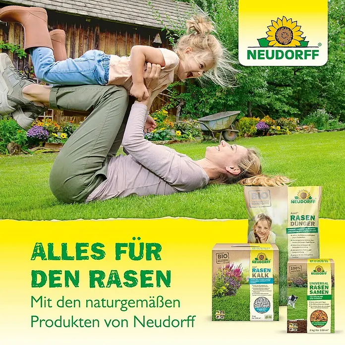 Neudorff Azet Rasendünger - 250 ml, Max. Anwendungsfläche: 10 m² - Eine Mutter und ihre Tochter spielen im Garten mit Neudorff Rasenprodukten im Vordergrund.