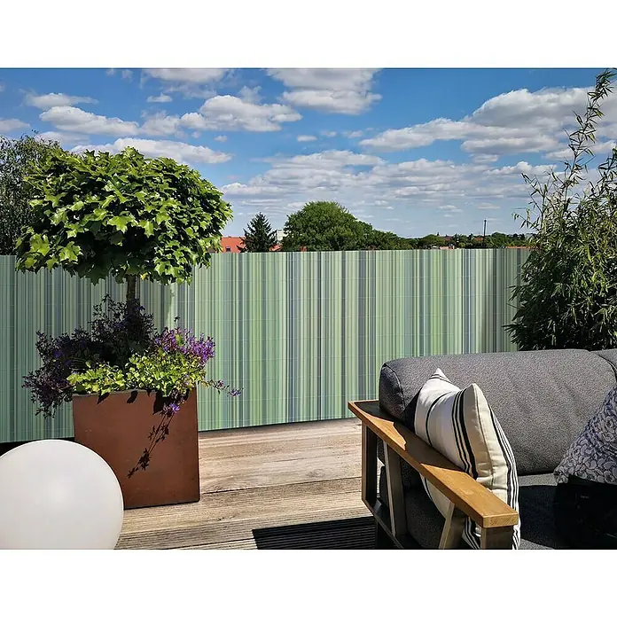 Videx Garden Balkonsichtschutz Rügen - Schilfgrün, L x H: 300 x 90 cm, PVC - Das Bild zeigt einen stilvollen Sichtschutzwand im Garten, der Privatsphäre bietet und gleichzeitig das Ambiente aufwertet.