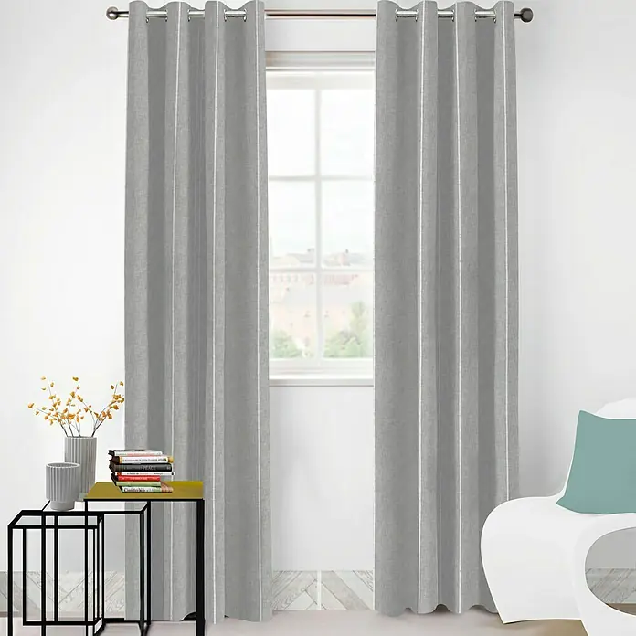 Visillo para ventana Ophelie - 140 x 250 cm, 100% poliéster, Gris - Se muestran cortinas grises contra una ventana, que aportan un toque elegante y moderno a la decoración de la habitación.