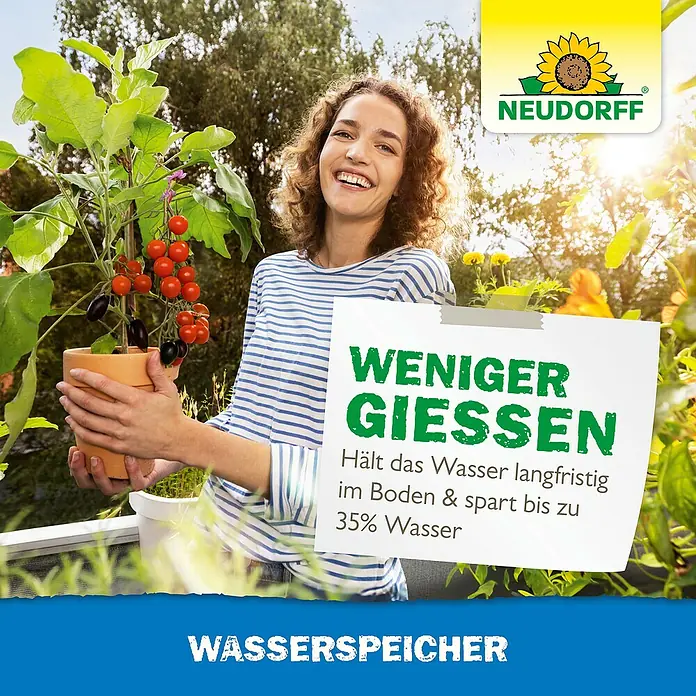 Neudorff Wasserspeicher - 2,5 kg - Lächelnde Frau mit Topfpflanze (Tomaten, Auberginen). Zeigt Neudorff Wasserspeicher: weniger Gießen, gesünderes Wachstum.