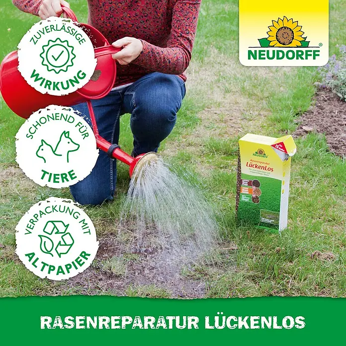 Neudorff Rasen-Reparatur LückenLos - 1,2 kg, 3 m² - Eine Frau gießt Neudorff Rasenreparatur Lückenlos auf einen Rasen, der repariert werden muss. Das Produkt ist tierfreundlich und in Altpapier verpackt.