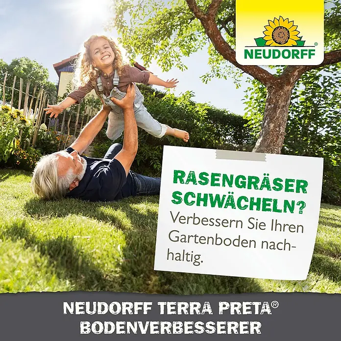 Neudorff Terra Preta Bodenverbesserer - 10 kg - Neudorff Terra Preta Bodenverbesserer: Ein Großvater hebt sein Enkelkind in einem Garten in die Luft.