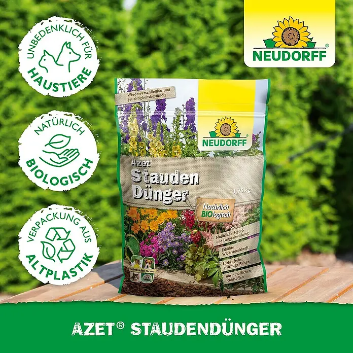 Neudorff Azet Staudendünger - 1,75 kg - Eine Packung Azet Staudendünger, ein biologischer Dünger für Stauden, präsentiert auf einem Holztisch vor grünem Hintergrund.