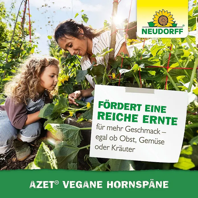 Neudorff Azet Bio-Hornspäne Vegan - 2,5 kg - Eine Frau und ein Kind gärtnern, mit Text, der AZET® Vegane Hornspäne für eine reiche Ernte von Obst, Gemüse und Kräutern bewirbt.