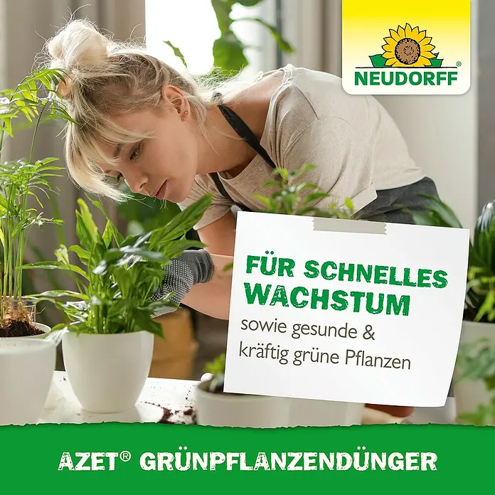 Neudorff Azet Grünpflanzendünger - 325 kg, 250 ml - Frau pflegt Topfpflanzen mit Neudorff Azet Grünpflanzendünger für gesundes Wachstum.