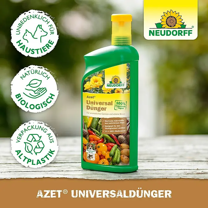 Neudorff Azet Universaldünger - 1,3 g, 1 l - Grüne Flasche Neudorff Azet Universal Dünger (organisch & vegan) mit gelbem Verschluss, für Gemüse und Blumen, auf einem Holztisch im Freien.