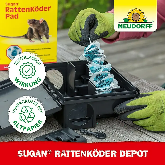 Neudorff Sugan Rattenköder-Depot - 1 Stk. - Das Bild zeigt ein Sugan Rattenköder Depot mit einer Hand, die Köder hineinlegt.