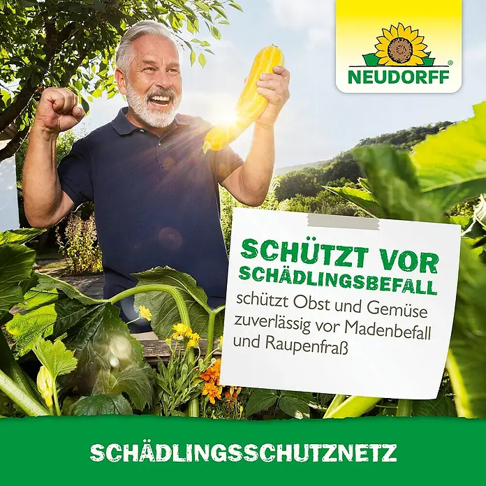 Neudorff Insektenschutz-Netz SchädlingsschutzNetz - 260 x 545 mm - Mann zeigt Zucchini; das Schädlingsschutznetz schützt Obst und Gemüse vor Schädlingsbefall.