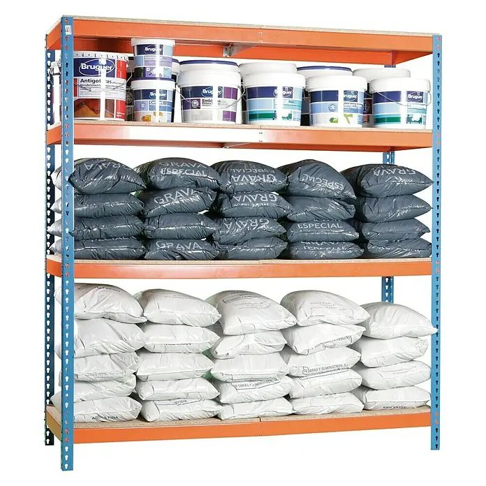 Simonrack Simonforte Schwerlastregal Simonforte Chipboard - H x B x T: 200 x 240 x 90 cm, Traglast pro Boden: 400 kg, Anzahl Böden: 4 Stk., Stecken, Blau/Orange - Ein Regal mit Farbeimern und Säcken, gefüllt mit Sand und Kies, für Bau- und Renovierungsarbeiten.