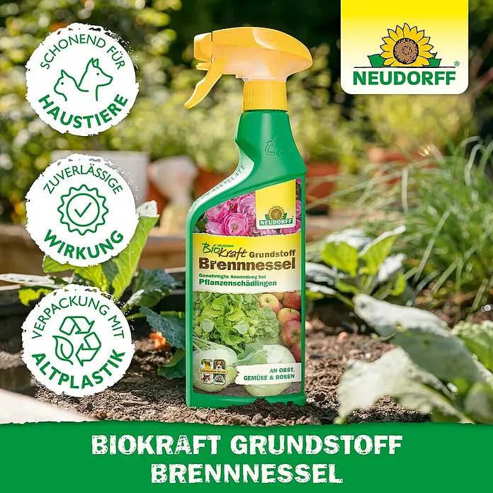 Neudorff BioKraft Grundstoff Brennnessel AF - 500 ml - Grüne Sprühflasche Neudorff Biokraft Grundstoff Brennnessel mit gelbem Sprühkopf, steht im Garten zwischen Pflanzen.
