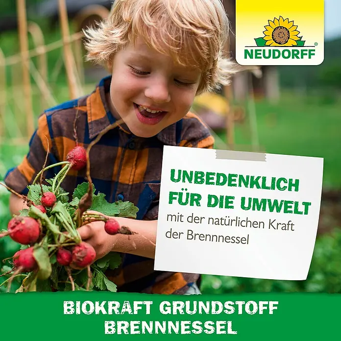 Neudorff BioKraft Grundstoff Brennnessel AF - 500 ml - Neudorff Biokraft Grundstoff Brennnessel, umweltfreundlich, mit einem Kind, das freudig frische Radieschen erntet.
