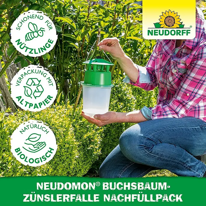 Neudorff Neudomon Buchsbaumzünsler-Falle Nachfüllpack - 2 Stk. - Bild einer NEUDOMON® Buchsbaumzünslerfalle Nachfüllpackung im Garten.