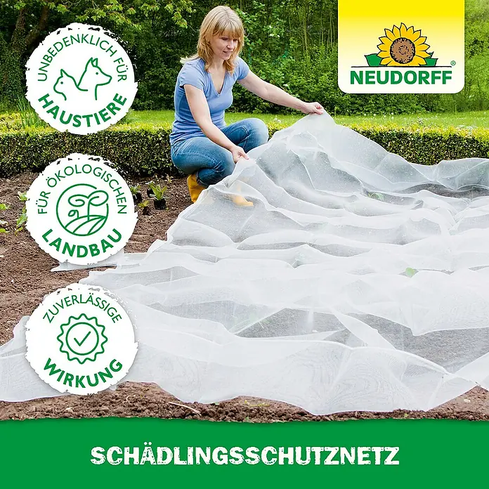 Neudorff Insektenschutz-Netz SchädlingsschutzNetz - 260 x 545 mm - Weißes Schädlingsschutznetz wird von einer Frau über Gartenpflanzen ausgebreitet.