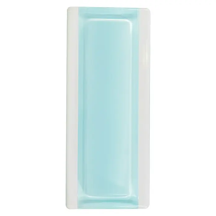 Fuchs Design Perfil de bloques de vidrio - Azul claro, 18 x 8 cm, Vidrio - Primer plano de una jabonera rectangular azul claro y blanca, que destaca un diseño de baño minimalista y moderno.