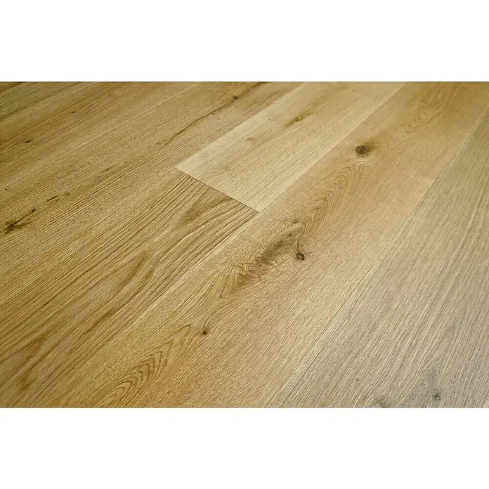 Parkett Eiche Rustikal - Eiche Rustikal, Landhausdiele, 1.900 x 190 x 14 mm - Nahaufnahme des Bodenbelags aus hellem Eichenparkett mit Maserung. Ideal für moderne Wohnräume mit natürlichem Look.