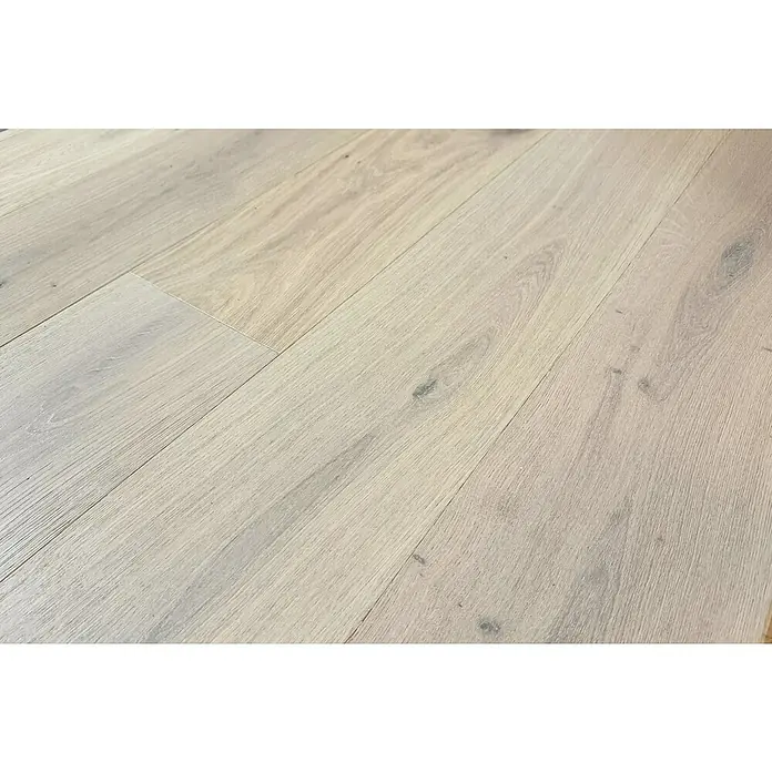 Fertigparkett - Eiche Natura, 1.900 x 190 x 14 mm, Landhausdiele - Nahaufnahme von hellem Holzboden, der eine natürliche Maserung und dezente Farbunterschiede aufweist. Ideal für moderne Innenräume.