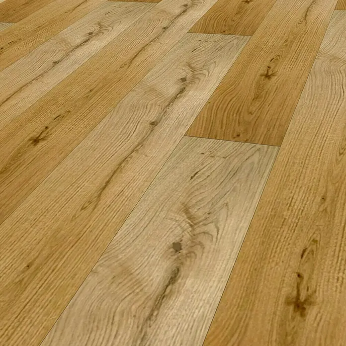 Parkett Eiche Rustikal - Eiche Rustikal, Landhausdiele, 1.900 x 190 x 14 mm - Helles bis mittelbraunes Holzparkett mit natürlicher Maserung und Ästen, diagonal verlegt.