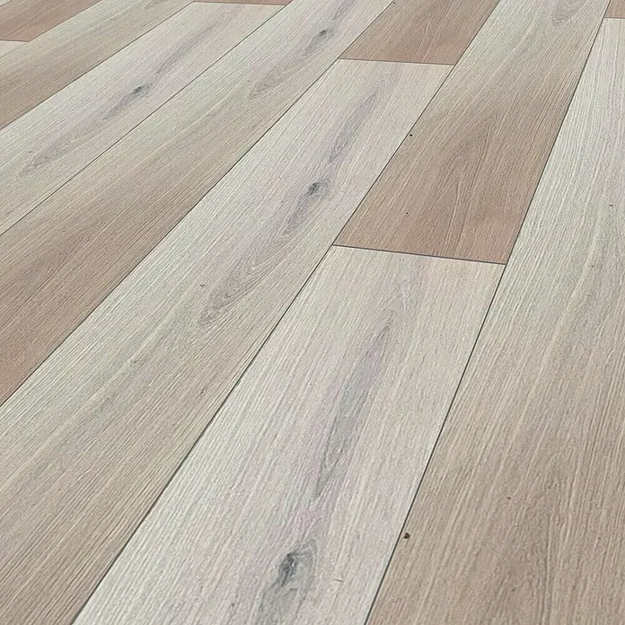 Fertigparkett - Eiche Natura, 1.900 x 190 x 14 mm, Landhausdiele - Nahaufnahme von hellen Holzböden mit markanter Maserung, die eine warme und einladende Atmosphäre schaffen.