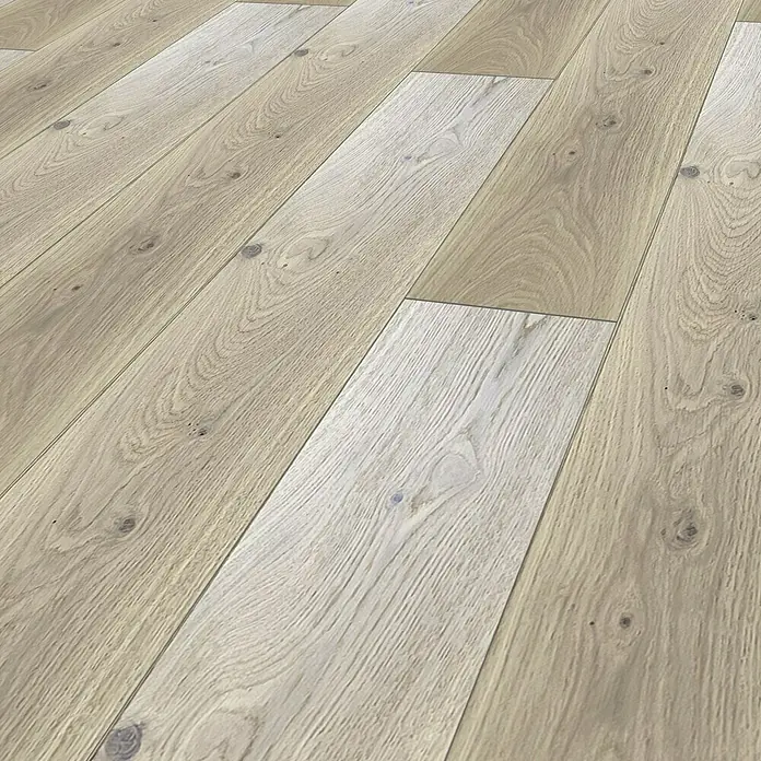 Fertigparkett - Eiche Weiß, 1.900 x 190 x 14 mm, Landhausdiele - Nahaufnahme von hellem Holzboden mit Maserung und Astlöchern, der ein natürliches und warmes Ambiente vermittelt.
