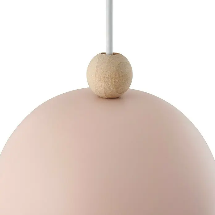 Nordlux Lámpara colgante redonda Gaston - 40 W, Ø x Al: 20 x 200 cm, Rosa, E27 - Primer plano de una lámpara colgante rosa con detalle de bola de madera y cable blanco. Diseño simple y moderno para iluminación elegante.