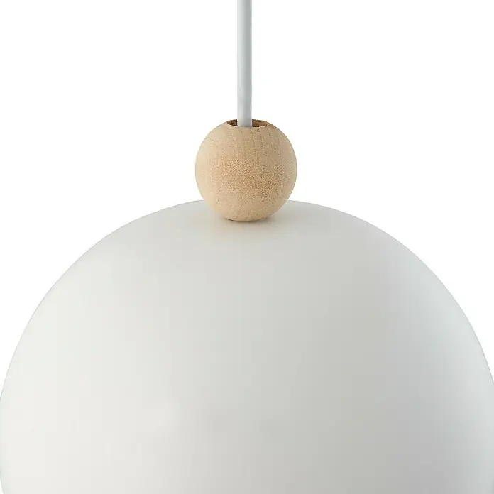 Nordlux Lámpara colgante redonda Gaston - 40 W, Ø x Al: 20 x 200 cm, Blanco, E27 - Primer plano de una lámpara colgante blanca con una bola de madera, destacando un diseño moderno y minimalista.