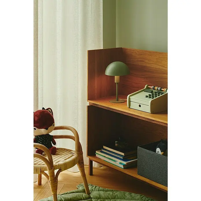 Nordlux Lámpara de sobremesa Ellen mini - 40 W, L x An x Al: 16 x 16 x 25 cm, Verde, E14 - Habitación infantil con estantería de madera, silla de ratán con peluche de zorro, lámpara hongo verde y ábaco verde.