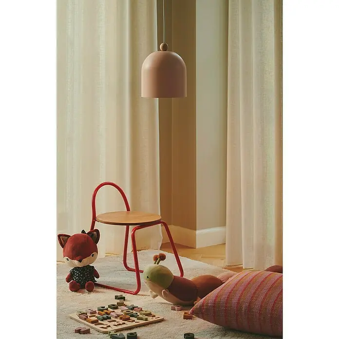 Nordlux Lámpara colgante redonda Gaston - 40 W, Ø x Al: 20 x 200 cm, Rosa, E27 - Vista de la habitación con lámpara colgante de terracota, silla infantil roja y juguetes sobre una alfombra color crema.