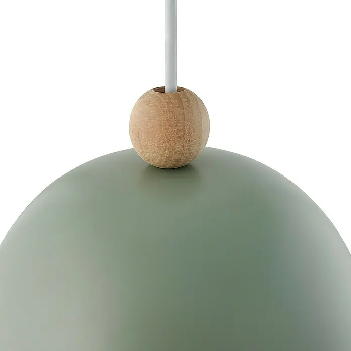 Nordlux Lámpara colgante redonda Gaston - 40 W, Ø x Al: 20 x 200 cm, Verde, E27 - Primer plano de una lámpara colgante moderna verde oliva con bola de madera y cable blanco. Diseño elegante.