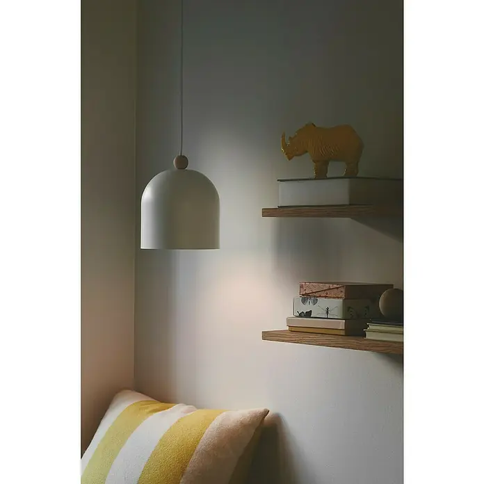 Nordlux Lámpara colgante redonda Gaston - 40 W, Ø x Al: 20 x 200 cm, Blanco, E27 - Primer plano de una lámpara colgante moderna con una pantalla blanca y detalles de madera, que ilumina un ambiente acogedor.
