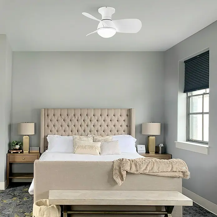 Cristal Record Ventilador de techo Sukhoi - Blanco, 64 cm, 25 W, Blanco cálido - Un dormitorio moderno con un ventilador de techo blanco que crea un ambiente agradable. El ventilador es un elemento central de la habitación.