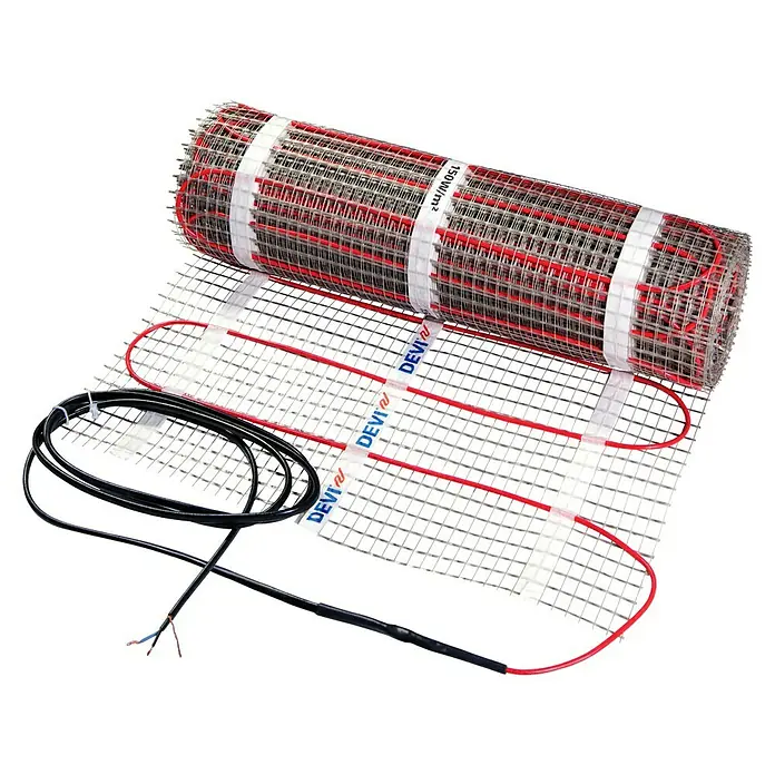 Devi Fußbodenheizelement DEVIcomfortTM 150T - Beheizbare Fläche: 6 m², 900 W - Teilweise ausgerollte elektrische Fußbodenheizmatte mit roten Kabeln in grauem Gitter, schwarzen Anschlusskabeln und '150W/m²' Etikett.