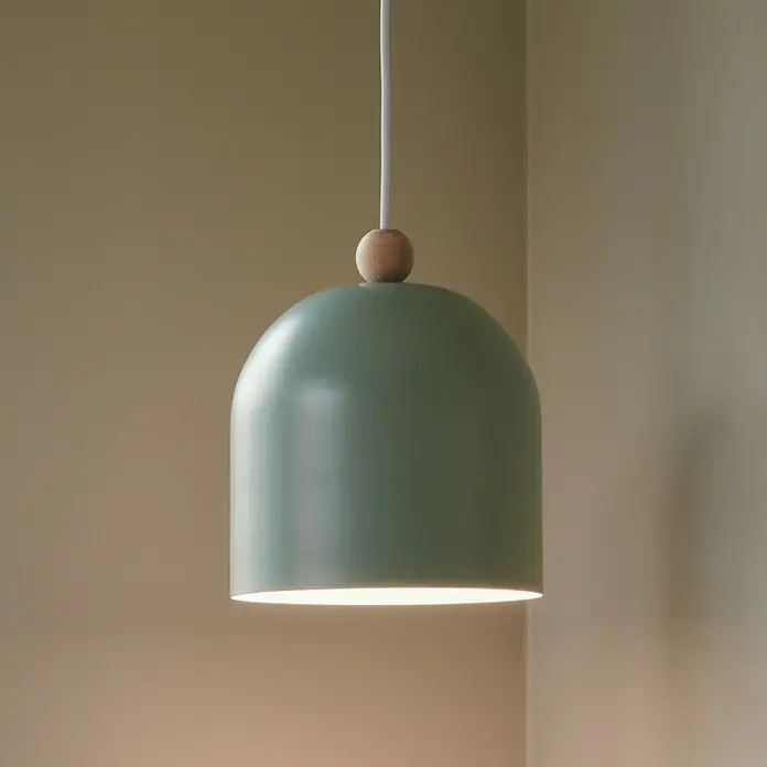 Nordlux Lámpara colgante redonda Gaston - 40 W, Ø x Al: 20 x 200 cm, Verde, E27 - Primer plano de una lámpara colgante verde con detalles de madera, que ofrece una iluminación suave en un interior elegante.