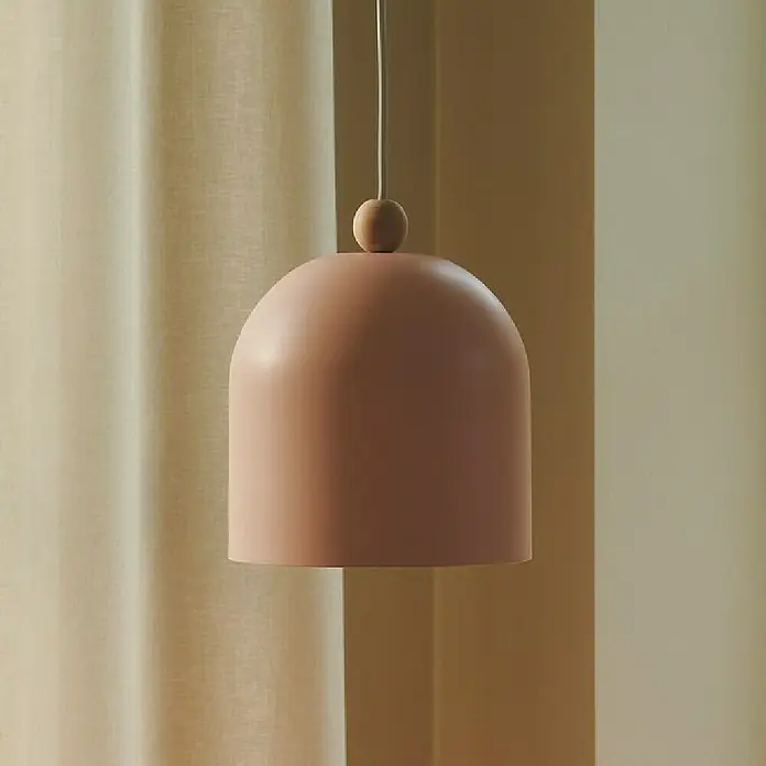 Nordlux Lámpara colgante redonda Gaston - 40 W, Ø x Al: 20 x 200 cm, Rosa, E27 - Lámpara colgante rosa moderna con detalle de madera, frente a una cortina neutra, que fusiona luz y diseño.